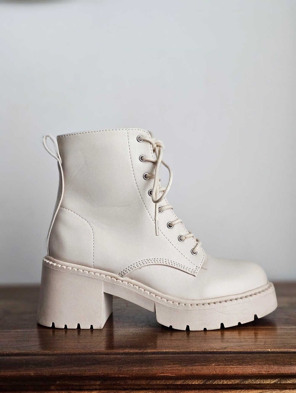 Madden Girl Talenti Cream Ivory Platform Lace Up Combat Boots Size 8M